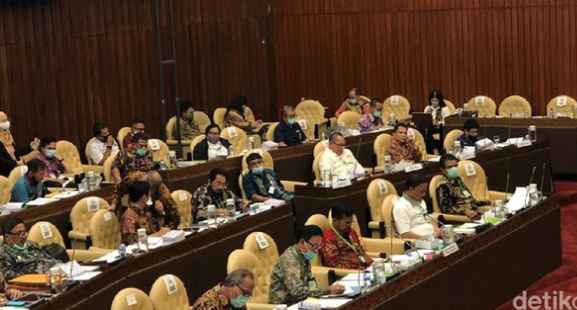 Rapat Bareng DPR, Mentan dan Jajarannya Pakai Kalung 'Antivirus' Corona