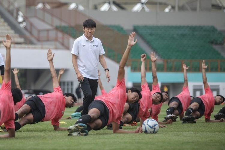 BAGAIMANA SEPAK BOLA NASIONAL ERA NEW NORMAL
