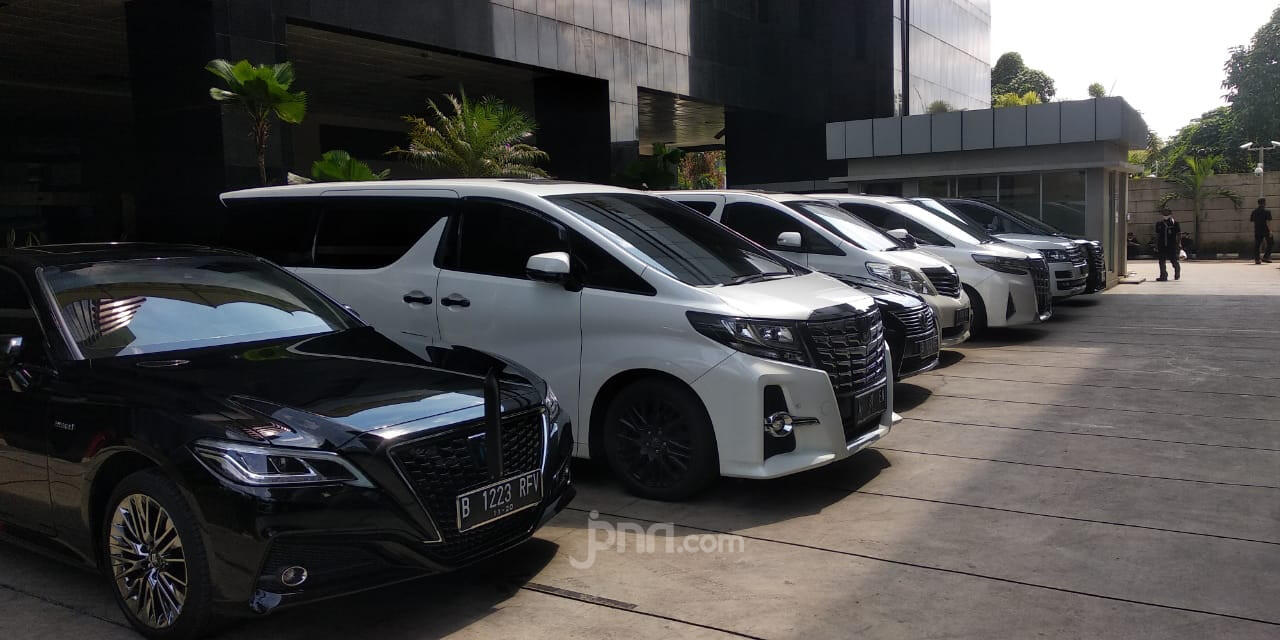 Ketika Parkiran KPK Dipenuhi Mobil Mewah Para Wakil Rakyat