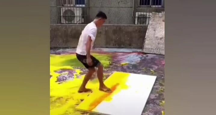 Di Luar Nalar, Pria Ini Melukis Gunakan Sandal dan Kain Pel Membuat Netizen Terpukau!
