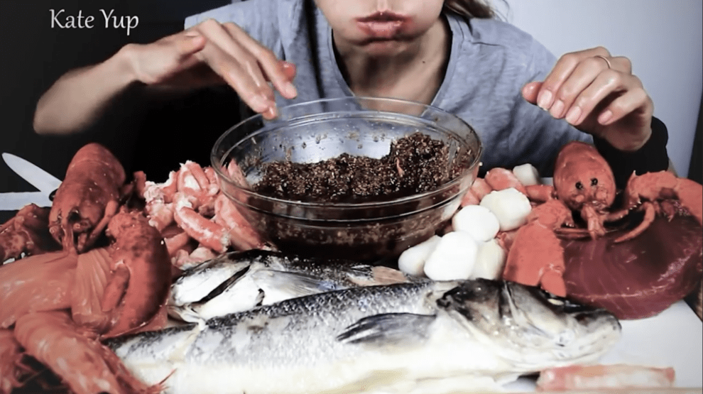 Seorang Vlogger Mukbang Bernama Ket Yup Baru-baru Ini Viral Di Medsos