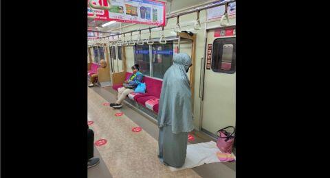 Heboh Perempuan Salat di Gerbong KRL, Warganet Malah Ributkan Hal Ini