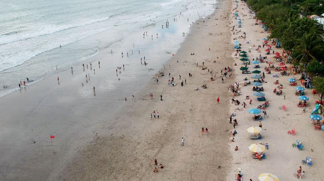 Pantai Kuta Buka Hari Ini, Pengunjung Wajib Cek Temperatur Tubuh