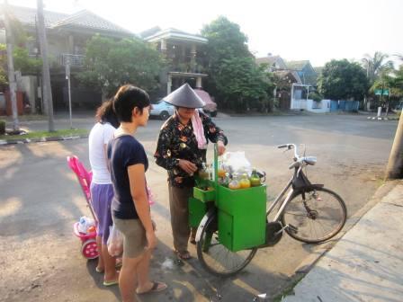 Pedagang Jamu Melayani Pembeli di Tengah Jalan! Netizen : Hanya Ada di Pekalongan