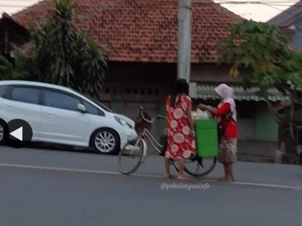 Pedagang Jamu Melayani Pembeli di Tengah Jalan! Netizen : Hanya Ada di Pekalongan