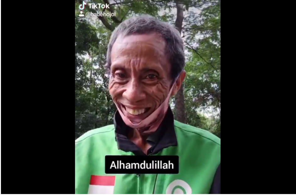 Kocaknya Video Babeh Ary Gonta-ganti Masker Pas Ngojek, Banjir Doa dari Netizen
