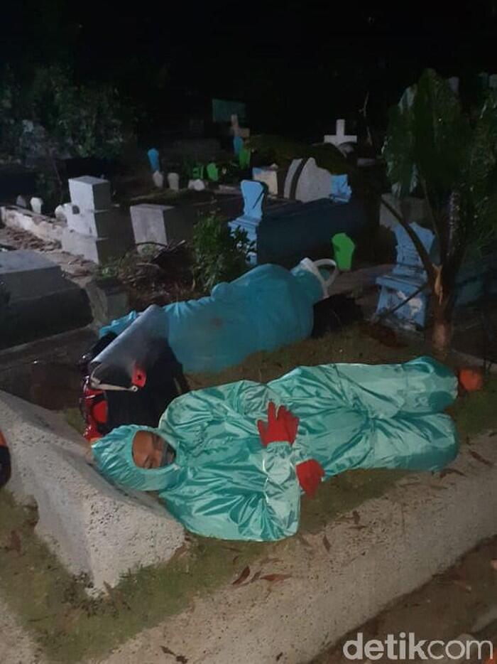 Curhat Polisi Makamkan 70 Jenazah COVID-19 hingga Tertidur di Kuburan