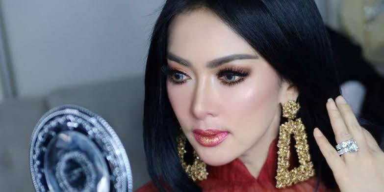 9 Selebriti Suka Tampil Glamor di Depan Kamera, Padahal mah?