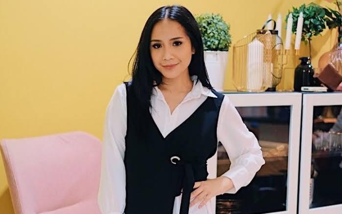 9 Selebriti Suka Tampil Glamor di Depan Kamera, Padahal mah?