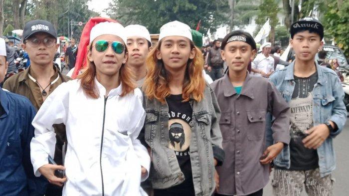 'Habib Bahar ' Ikut Demo Tolak RUU HIP, Massa Salat Asar di Depan Kantor Ridwan Kamil