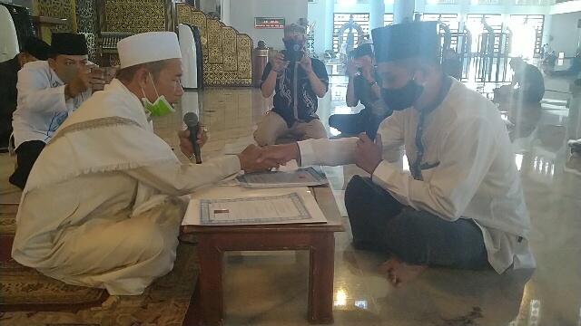 Bryan dan Ronaldo, Dua Milenial Masuk Islam di Masjid Al-Akbar Surabaya