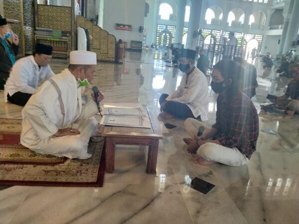 Bryan dan Ronaldo, Dua Milenial Masuk Islam di Masjid Al-Akbar Surabaya