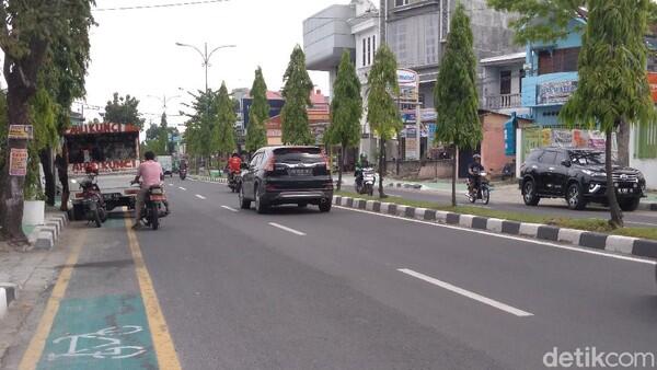 Pesepeda Keluhkan Jalur Sepeda Miliaran di Medan Jadi Tempat Parkir Liar