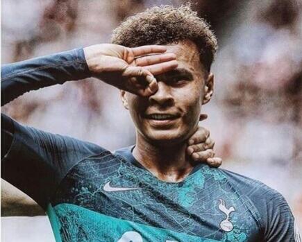 Kepoin yang Seru dari Pemain Bola Saat di Lapangan Hijau