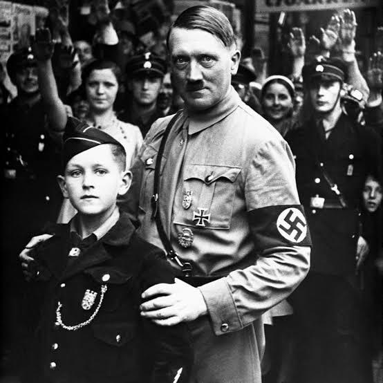 Kolaborasi Tuhan Dengan Hitler