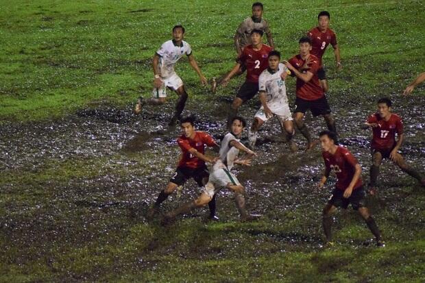 Hal Unik Ini Ada Pada Sepak Bola. Salah Satunya Swamp Soccer!