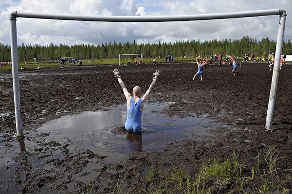 Hal Unik Ini Ada Pada Sepak Bola. Salah Satunya Swamp Soccer!