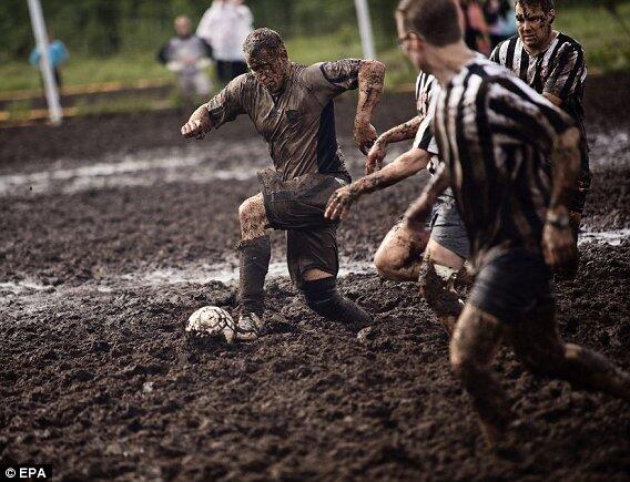 Hal Unik Ini Ada Pada Sepak Bola. Salah Satunya Swamp Soccer!