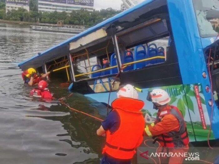 Frustasi Rumah Mau Digusur, Sopir Ini Nekat Ceburkan Busnya ke Danau