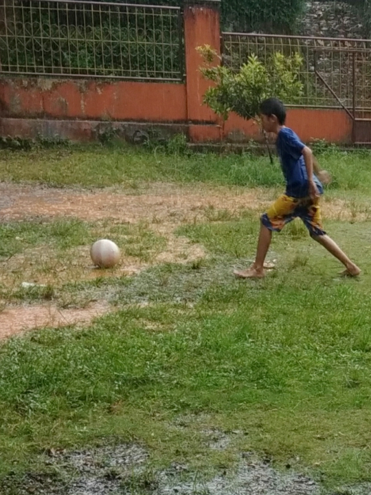 Nggak Hanya Orang Tua, Anak Kecil Ini Juga Suka Bola, Zulfikar Namanya