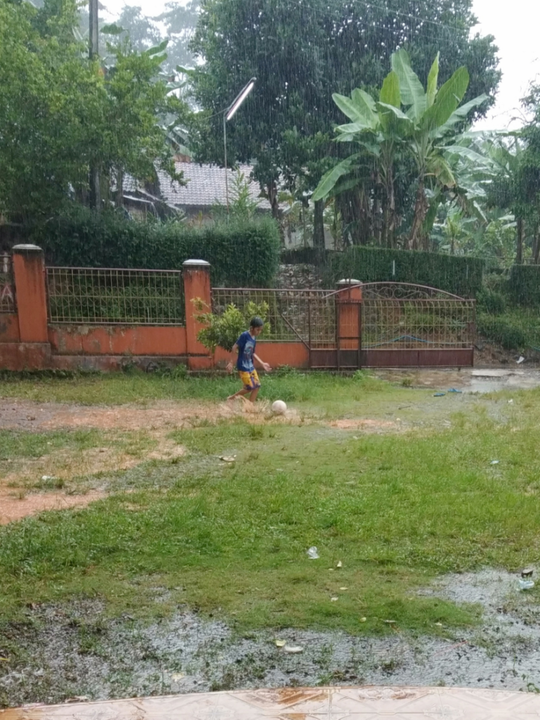 Nggak Hanya Orang Tua, Anak Kecil Ini Juga Suka Bola, Zulfikar Namanya