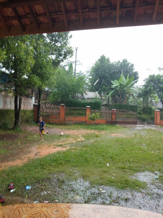 Nggak Hanya Orang Tua, Anak Kecil Ini Juga Suka Bola, Zulfikar Namanya