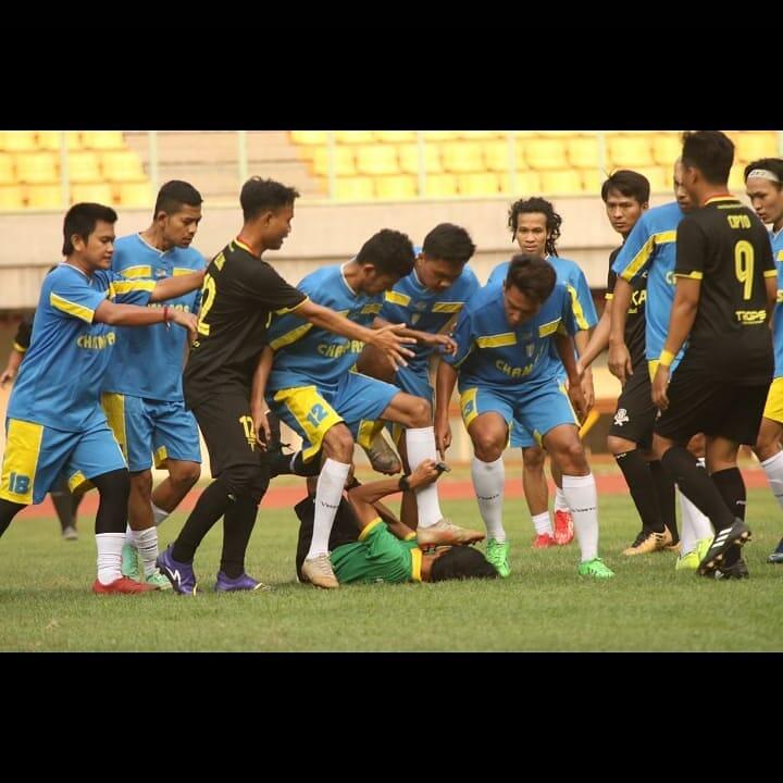 Fun Football yang Katro! Ga Usah Sampe Cederain Wasit Lah!!