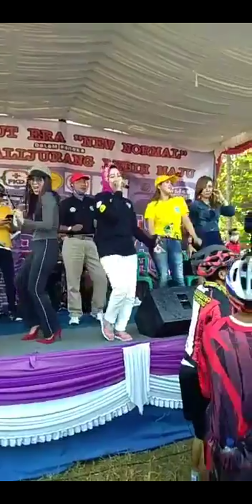Viral Bupati Brebes Dangdutan di Gowes Massal, Ganjar Pranowo: Itu Berbahaya!
