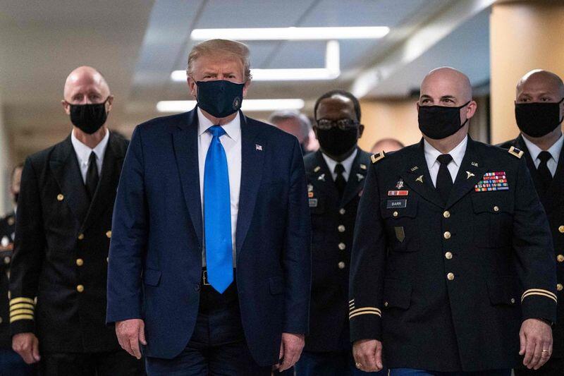 Pertama Kali Trump Kenakan Masker di Depan Publik