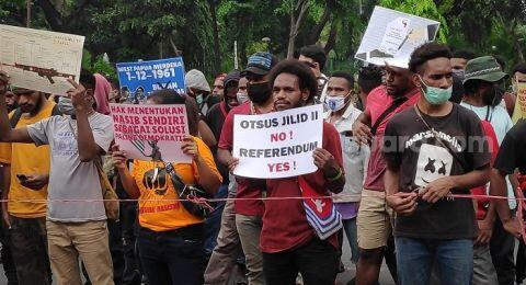Protes di Kantor Kemendagri, Warga Papua: Otsus No! Referendum Yes!