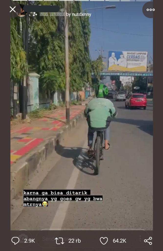 Bikin Terharu Netizen Driver Ojol Goes Sepeda Pelanggan yang Kelelahan
