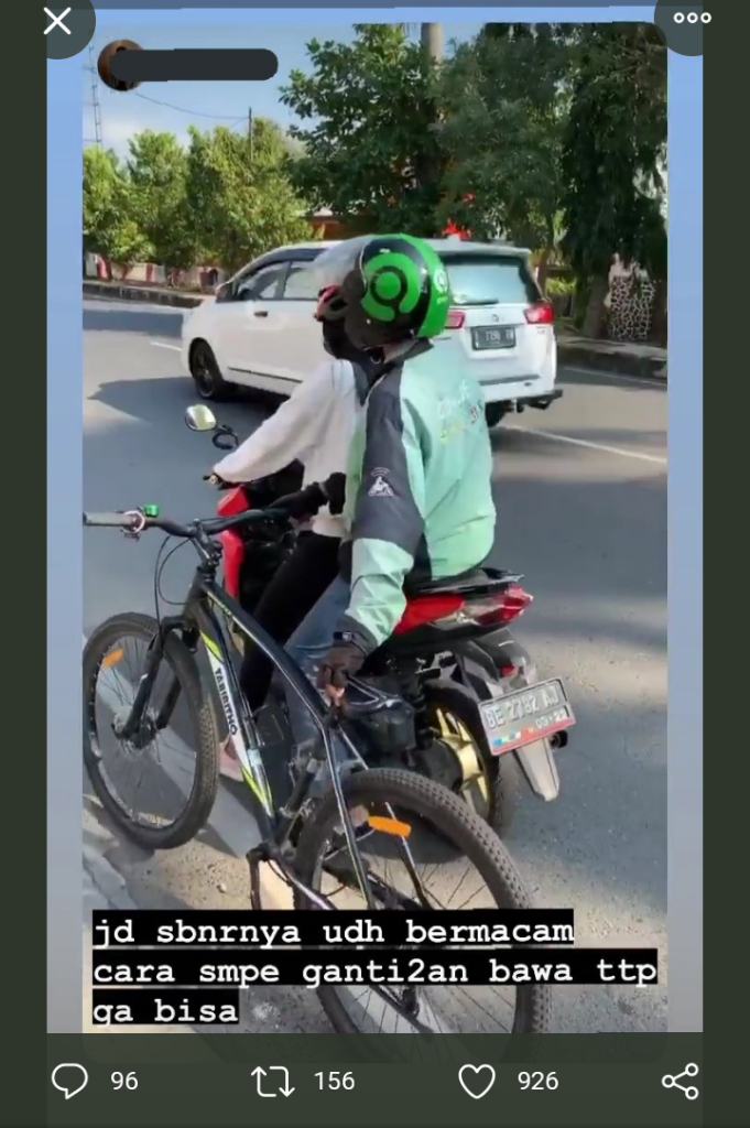Bikin Terharu Netizen Driver Ojol Goes Sepeda Pelanggan yang Kelelahan
