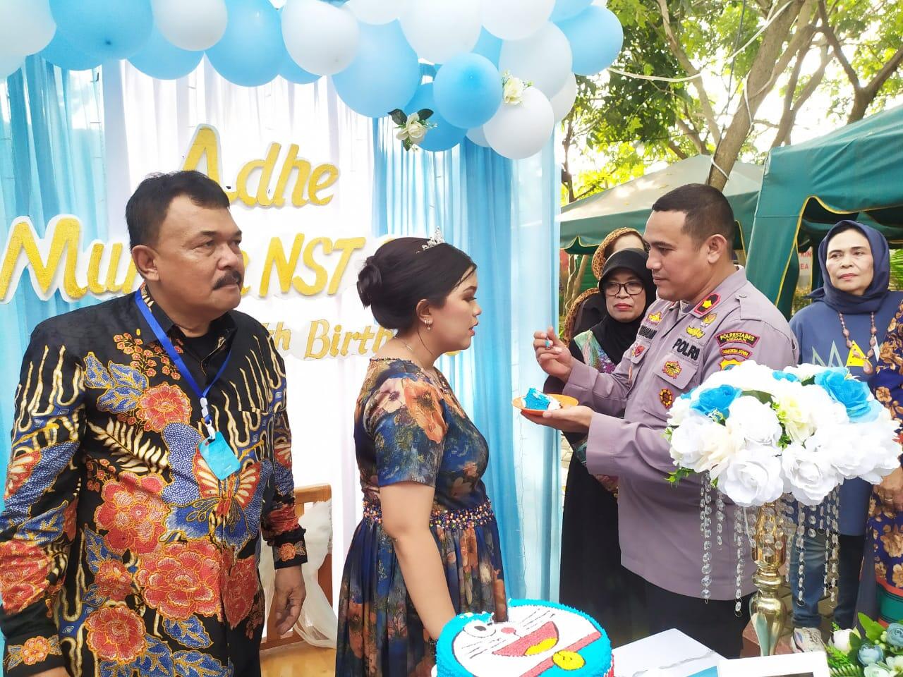 Kapolsek Helvetia Berikan Kue Ulang Tahun Kepada Adhe Munita Nasution