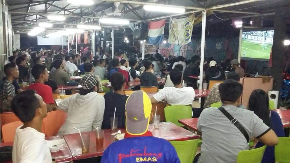 Benci Jadi Rindu, Nobar sambil Ngemil Cantik di Kafe Favorit