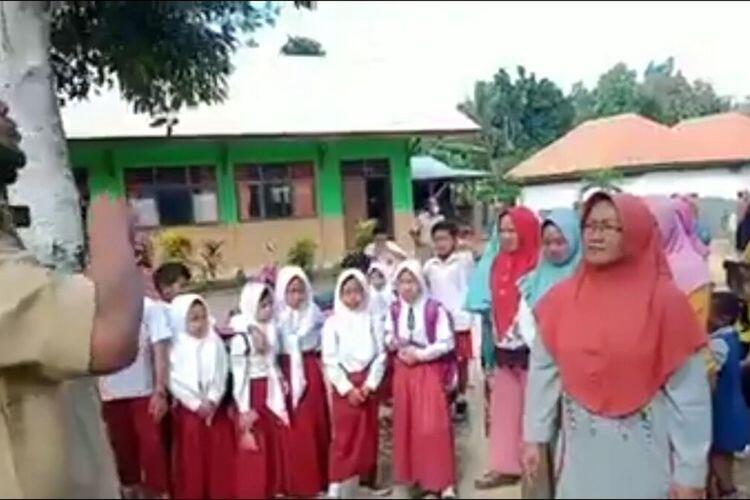 Viral, Video Ibu-ibu Unjuk Rasa di Depan SD, Tuntut Sekolah Dibuka Kembali