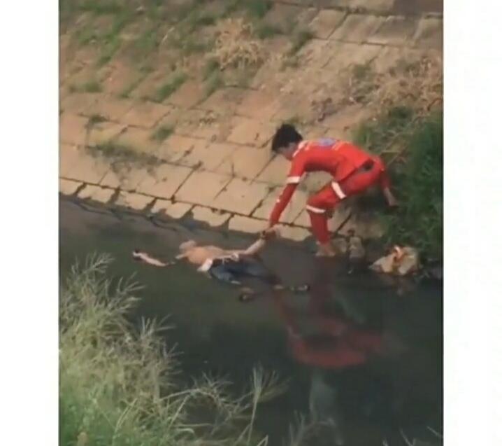Heboh! Warga Temukan Pria mengambang di Sungai! Dikira Mayat, Ternyata Cuma Ngerendam