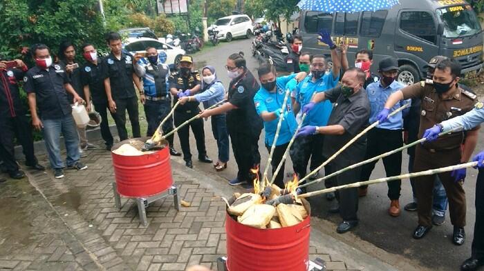 Musnahkan Barang Bukti, BNN Cilegon Bakar 15 Kg Ganja
