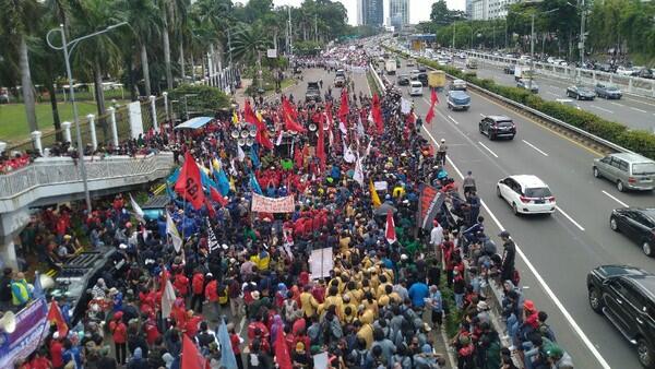 Begini Penampakan Massa Buruh yang Demo di Sekitar DPR Tolak RUU Ciptaker