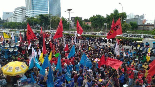 Begini Penampakan Massa Buruh yang Demo di Sekitar DPR Tolak RUU Ciptaker