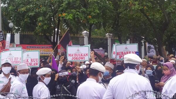 Begini Penampakan Massa Buruh yang Demo di Sekitar DPR Tolak RUU Ciptaker