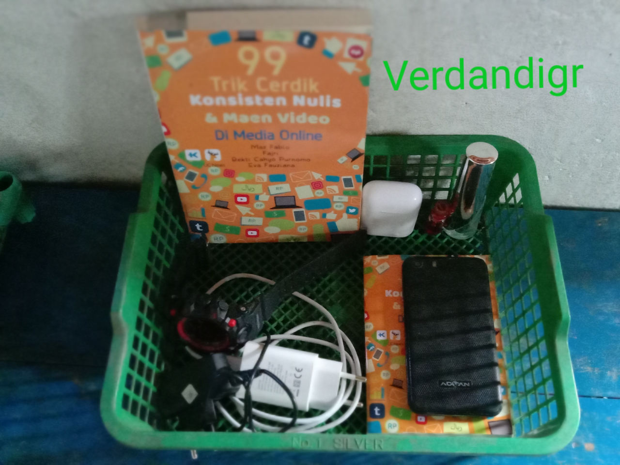 Rak Buku dan Wadah Alat Tulis Buatan Ane, dari Perkakas Emak yang Tak Terpakai!