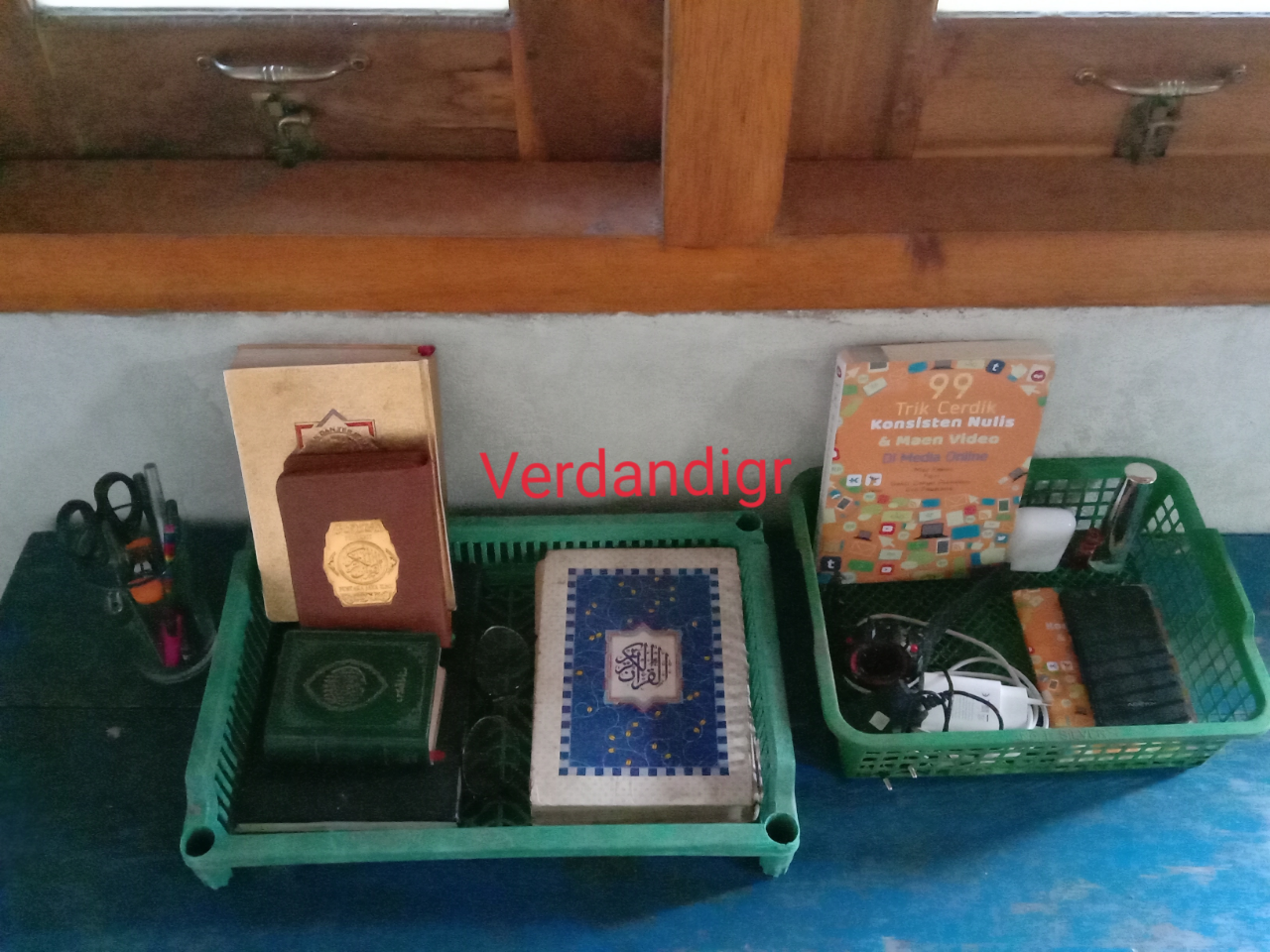 Rak Buku dan Wadah Alat Tulis Buatan Ane, dari Perkakas Emak yang Tak Terpakai!