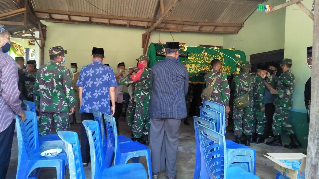 Puluhan Anggota Kodim Jepara Takziyah Ke Lettu (Purn) Ali Matukin