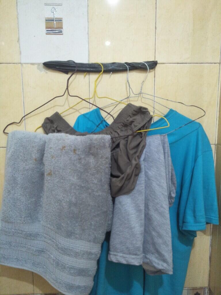 (DIY Life Hack) Membuat Gantungan Baju di Kamar Mandi Menggunakan Alat Sederhana