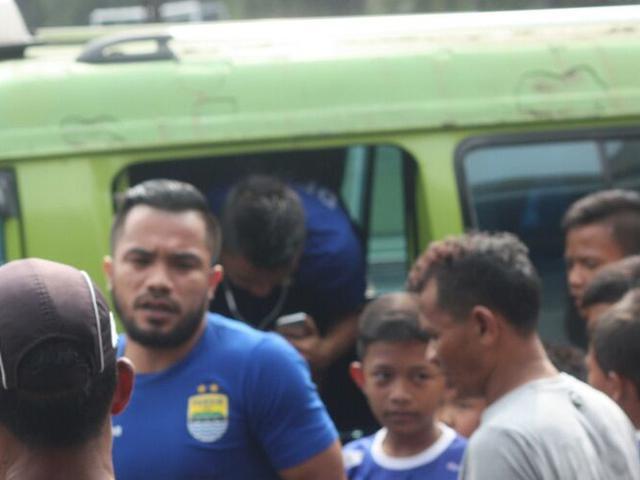 Lima Pesepak Bola yang Hobi Naik Angkutan Umum