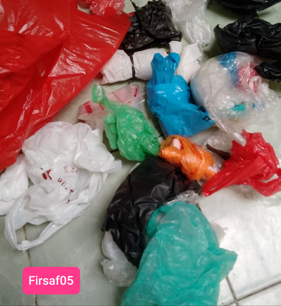 DIY Dispenser Kresek: Solusi Untuk Kantong Plastik Yang Berantakan