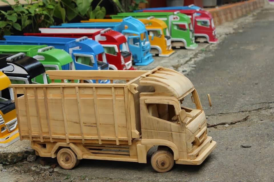 &#91;DIY&#93; Membuat Mobil Truk Buat Tanaman Hias dengan Barang Sisa 