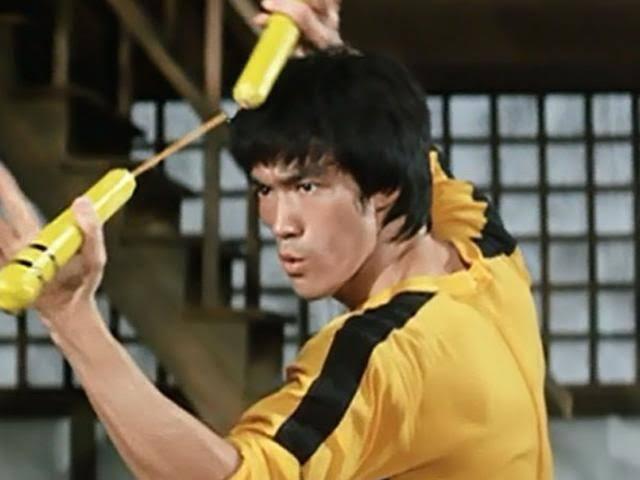 Viral..Beruang meniru gaya ala Bruce Lee menggunakan nunchaku