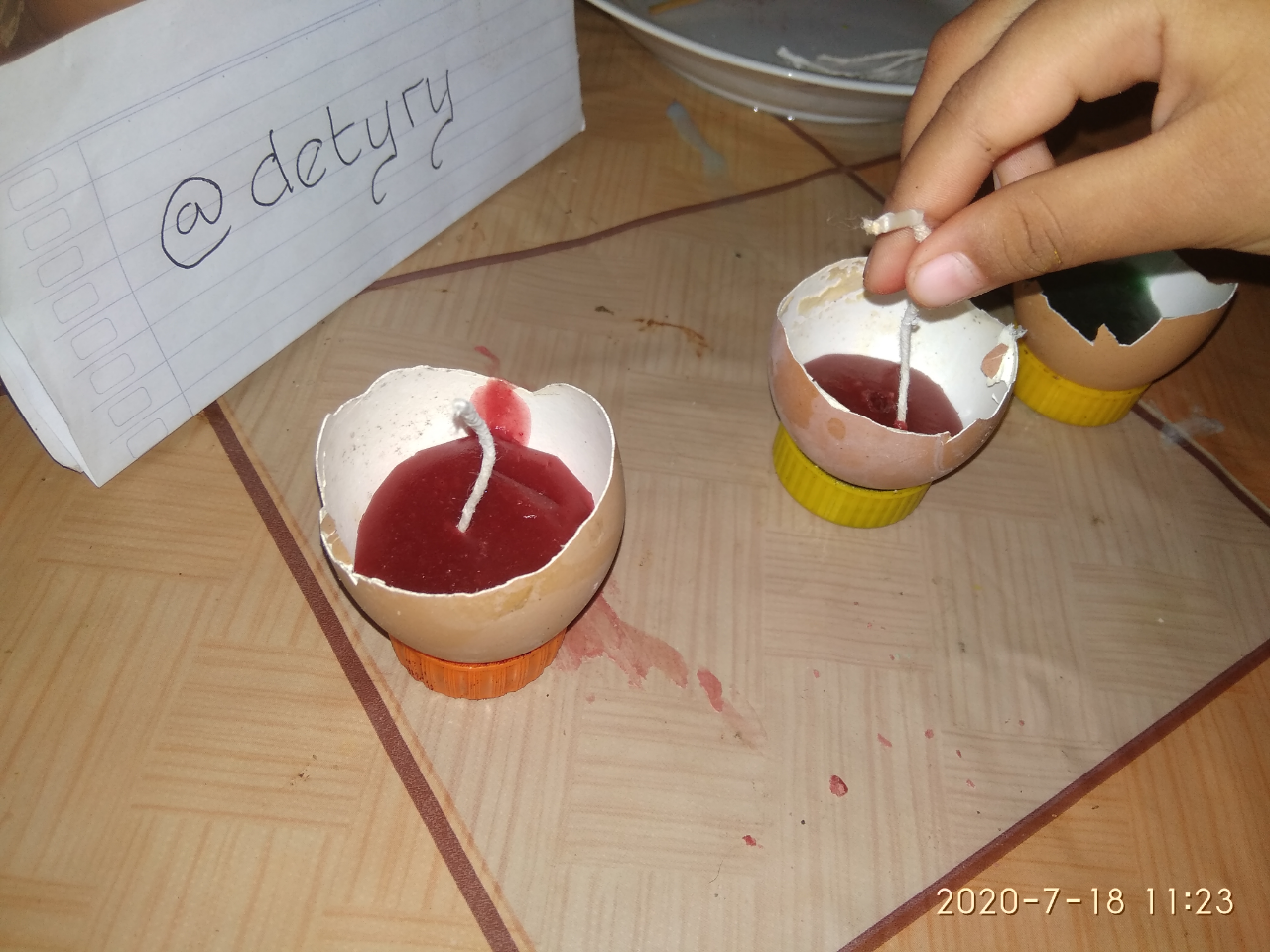 &#91;DIY Life Hack&#93; Membuat Lilin Pelangi Dengan Cangkang Telur