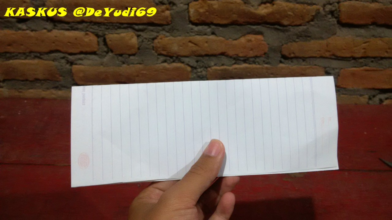 Bingung Meletakkan Ponsel Saat Mengisi Battery? Wadah dari Barang Bekas Ini Solusinya